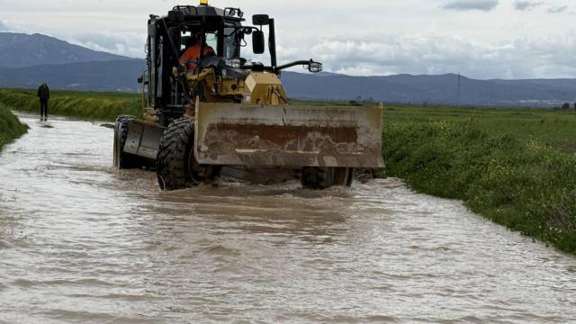 Imagen de una excavadora trabajando en el cauce del Alberche. Foto: Protección Civil de Casar de Escalona