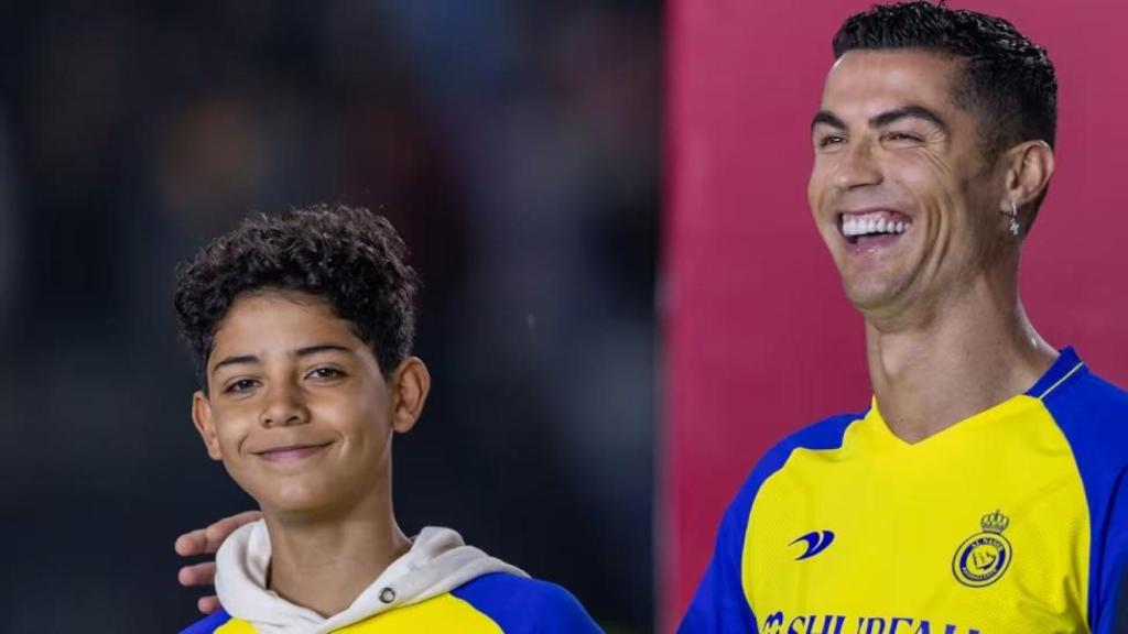 Cristiano Ronaldo junto con su hijo en la presentación con Al Nassr.