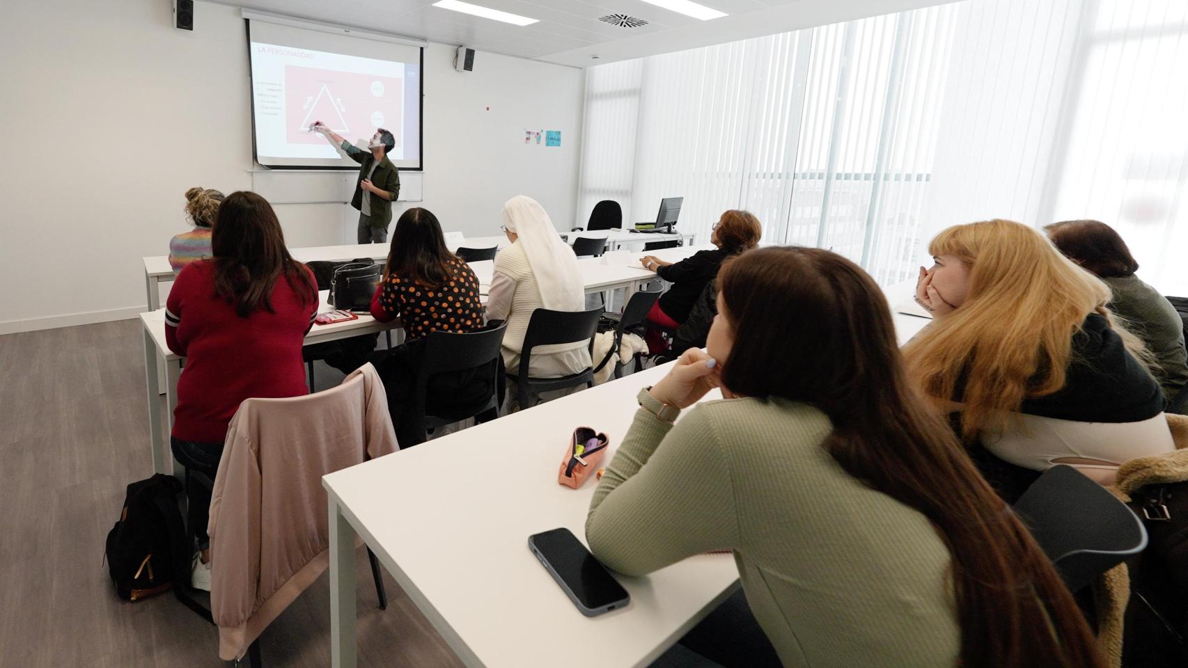Estudiantes en un aula