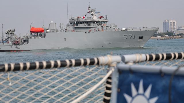 Un buque de rescate Da Wu participa en un ejercicio militar en Taiwán antes del Año Nuevo Lunar, demostrando preparación para el combate en Kaohsiung el 9 de enero de 2025.