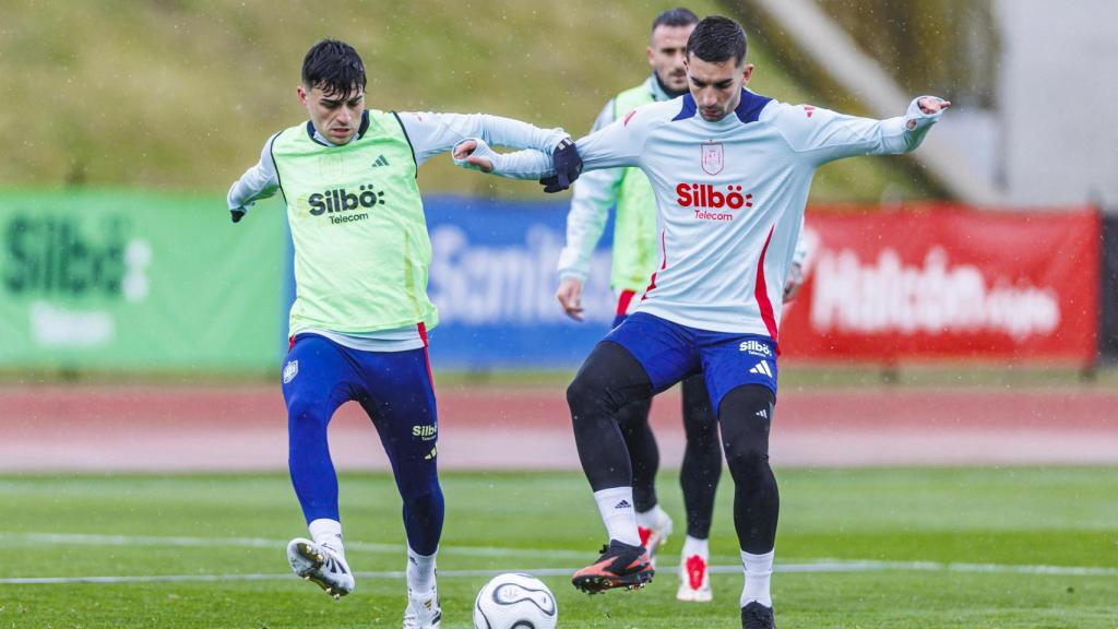 Pedri y Ferran Torres disputan por el balón en el entrenamiento de la Selección.