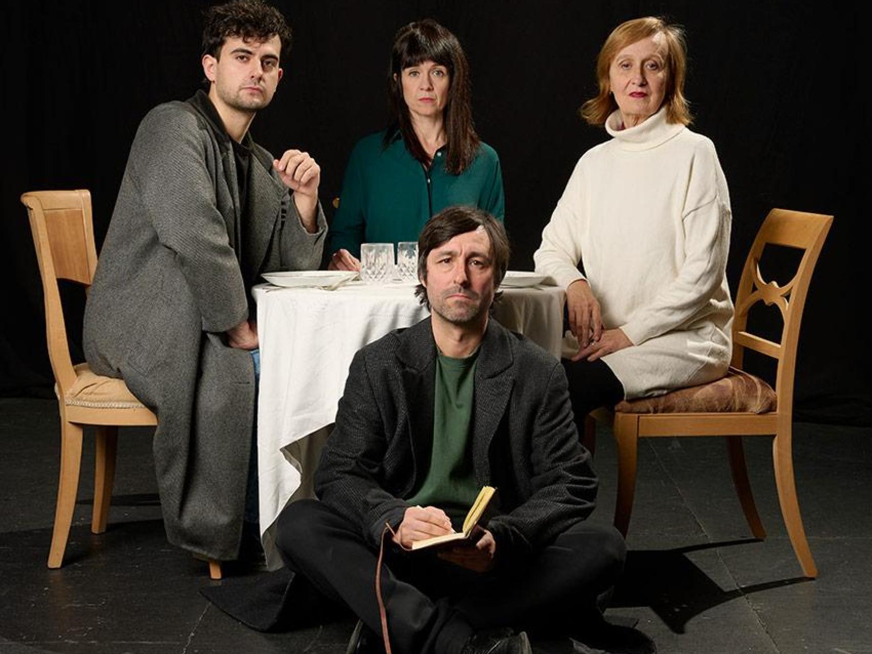 De izquierda a derecha, Arnatz Puertas, Miren Gaztañaga, Mikel Losada e Ione Irazabal, protagonistas de 'El Zoo de Cristal'