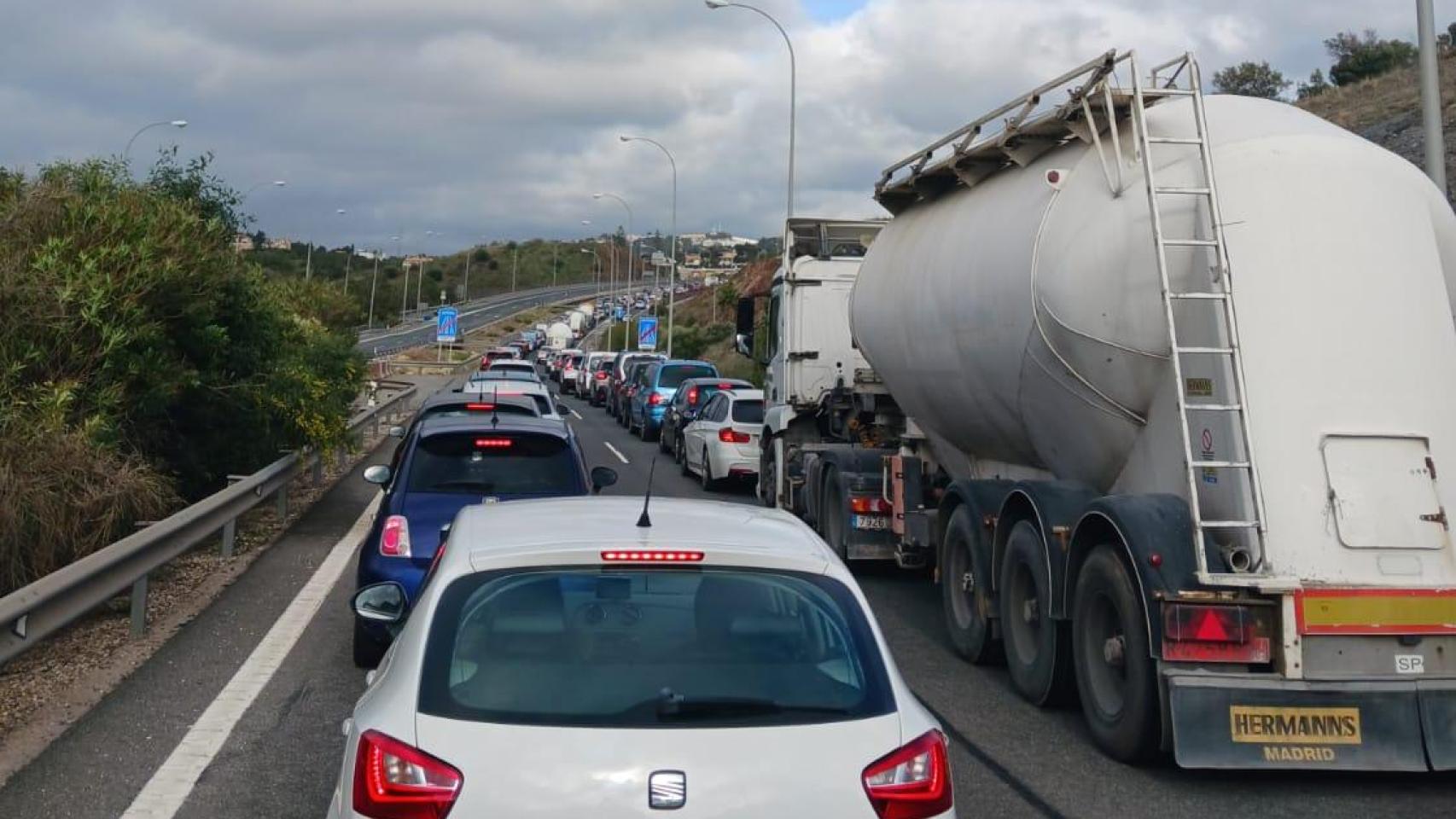 Imagen del atasco de este miércoles en la ronda Este de Málaga.