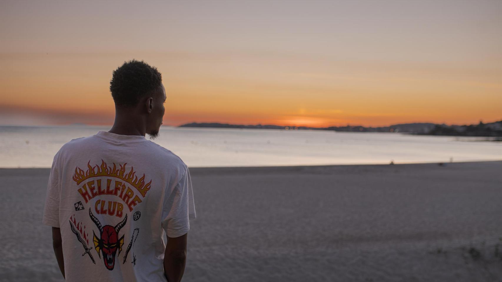 Un migrante observa la playa a su llegada a Galicia, en una imagen de archivo