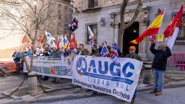 Policías y guardias civiles protestando en Toledo.