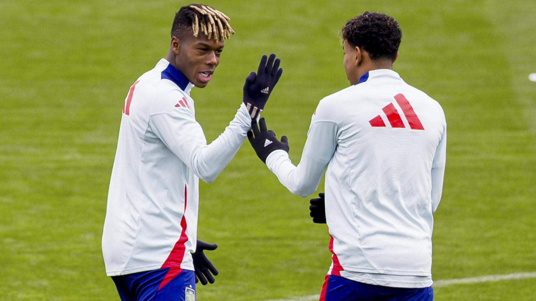 Nico Williams y Lamine Yamal, durante un entrenamiento con la selección española.