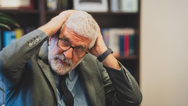 El filósofo, pedagogo y maestro Gregorio Luri, gesticulando durante su entrevista con EL ESPAÑOL.