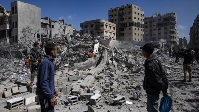 Destrucción provocada por los bombardeos israelíes en una ciudad del norte de Gaza