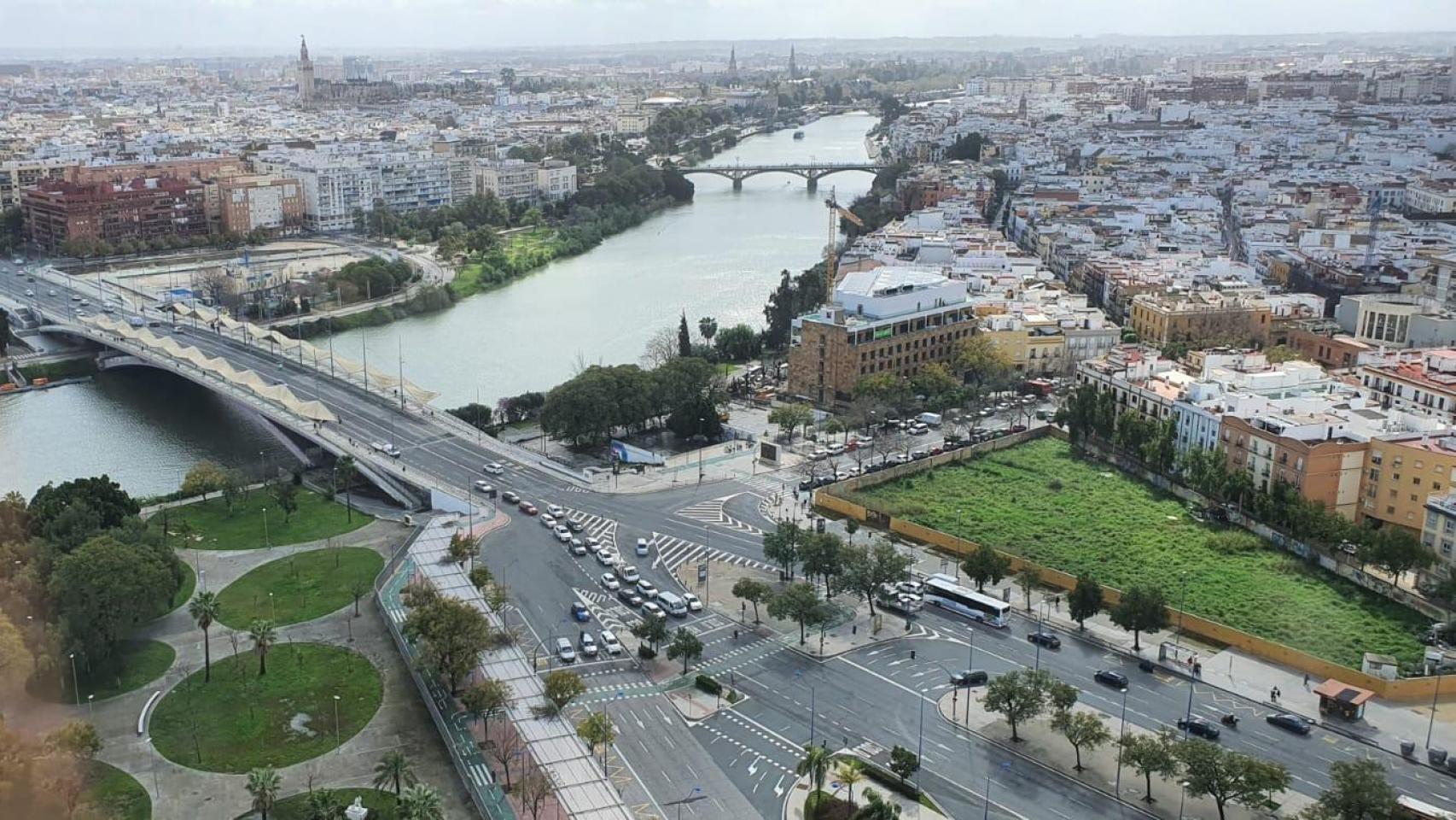 Las infraestructuras que regulan el paso del Guadalquivir por la capital.