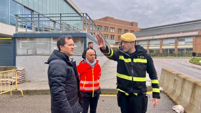Carlos Velázquez y un miembro de la UME junto al Hospital de Parapléjicos.