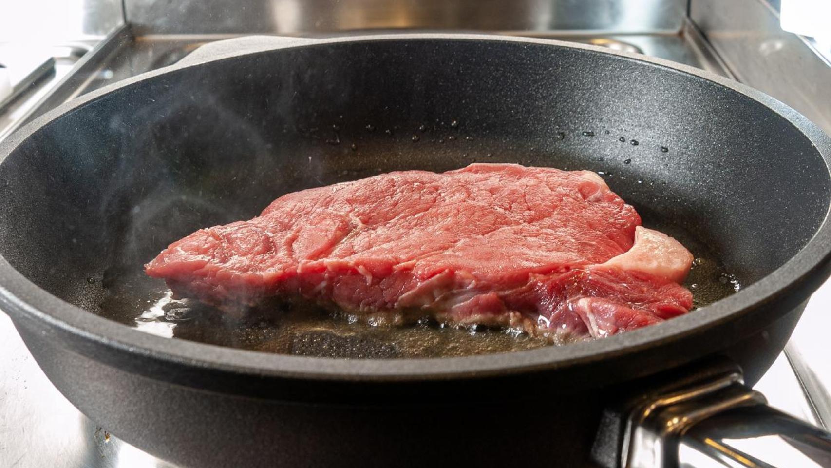 Un filete en una sartén.