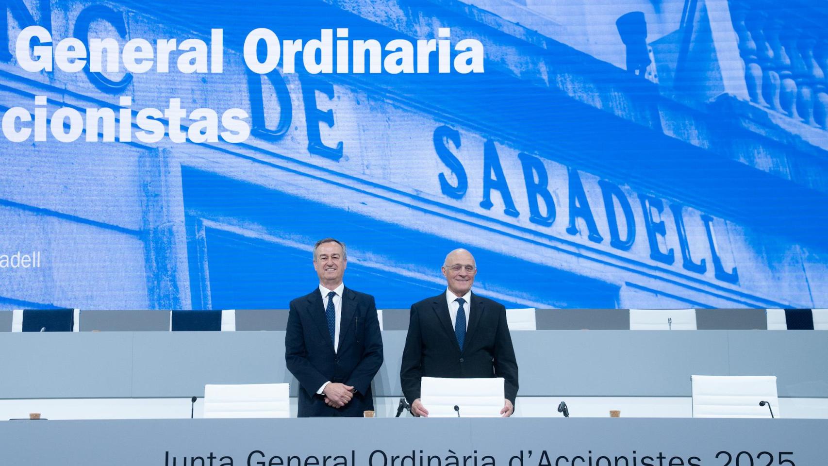 Josep Oliu, presidente de Sabadell, y César González-Bueno, consejero delegado del banco, durante la junta de accionistas de este jueves.