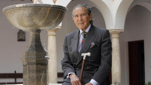 Antonio Gala en la fuente del claustro de la Fundación Antonio Gala. Foto: Archivo Fundación Antonio Gala