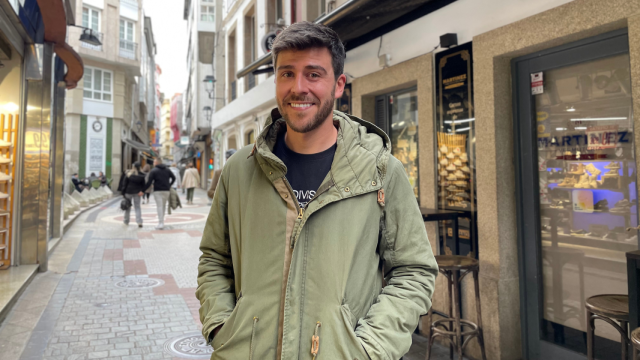 El presentador Rodrigo Vázquez en la zona de vinos de A Coruña.