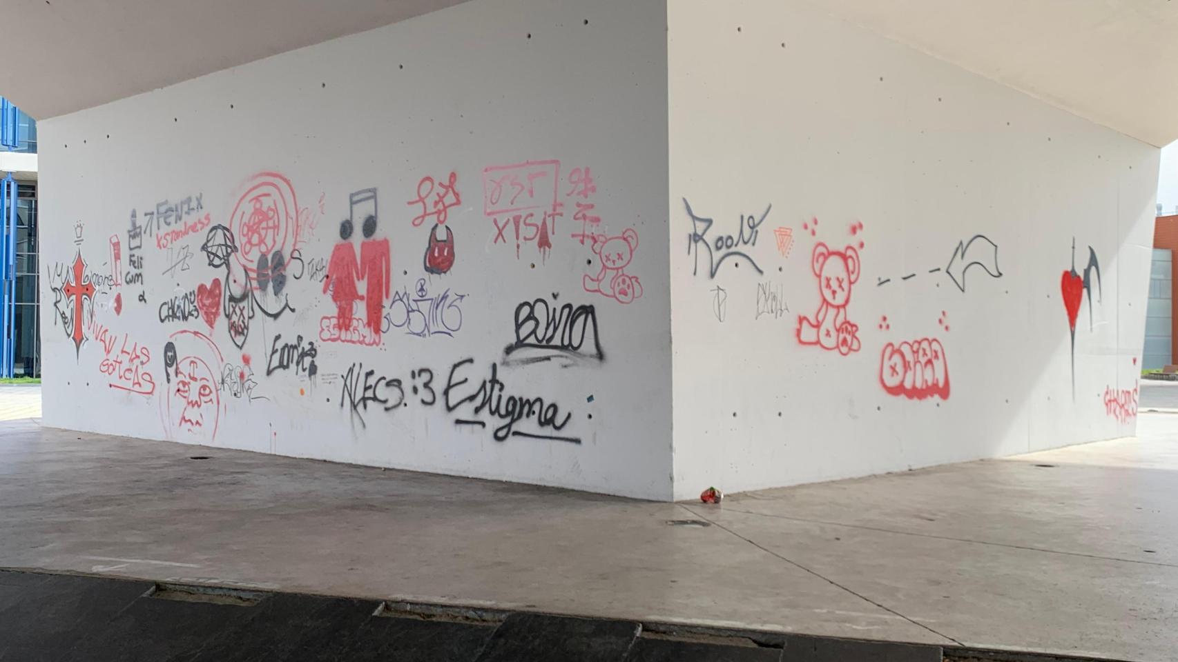 Grafitis en la base del pabellón de Aragón de Zaragoza.