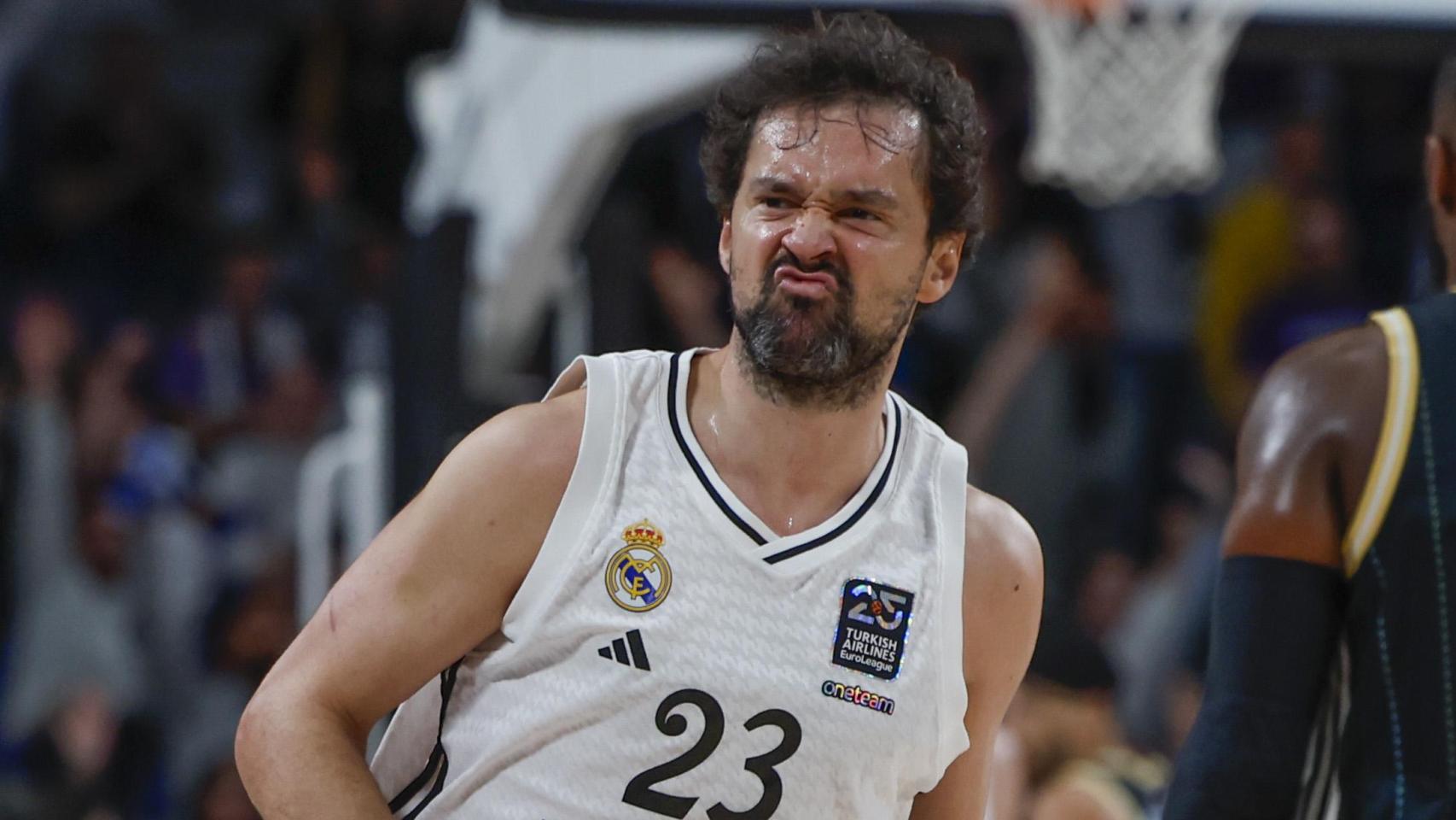 Llull celebra una acción en el partido ante el Asvel.