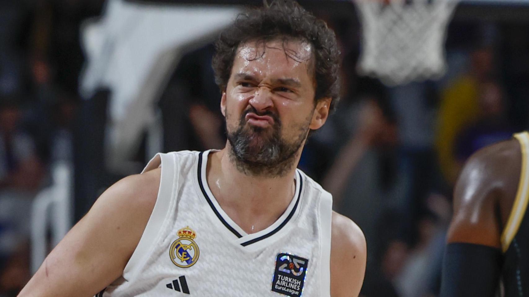 Llull celebra una acción en el partido ante el Asvel.