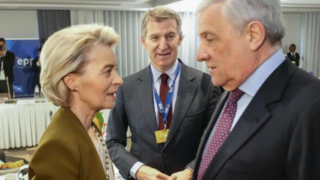 Ursula von der Leyen, Alberto Núñez Feijóo y Antonio Tajani, en la cumbre del PPE, este jueves en Bruselas.