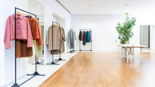 Imagen de archivo del interior de una tienda de ropa