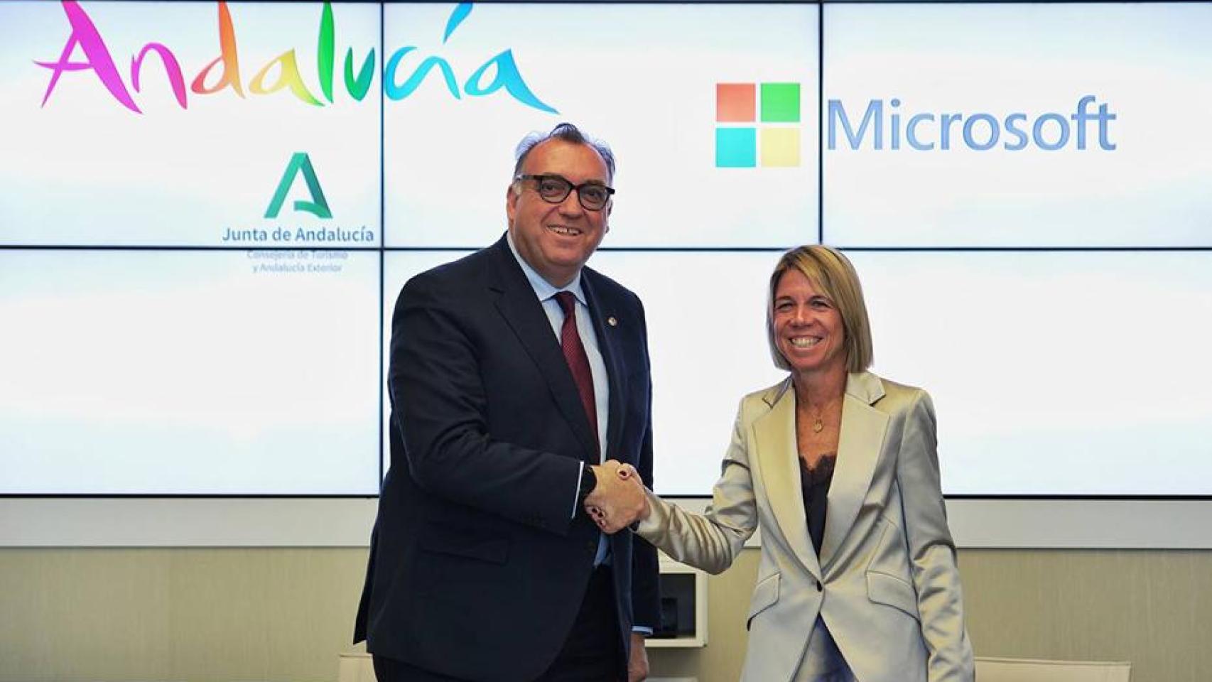 El consejero de Turismo, Arturo Bernal, junto a la directora de Sector Público en Microsoft España, Natalia Escobedo.