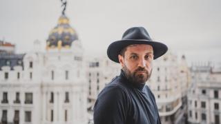 Abel Azcona momentos antes de la entrevista en uno de los balcones del Círculo de Bellas Artes de Madrid. Foto: Sara Fernández