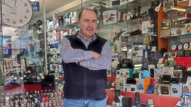Eduardo Díaz García, Edy, junto al escaparate de La Luna en A Coruña.