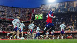 Los jugadores de la selección española, durante el entrenamiento en Mestalla.