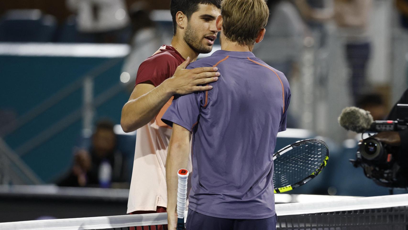 David Goffin estrecha la mano de Carlos Alcaraz en la red tras su partido del Masters de Miami en el Hard Rock Stadium