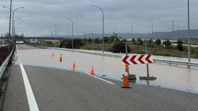 Una de las balsas de agua en la carretera CM-10, que ha sido cortada en Guadalajara.