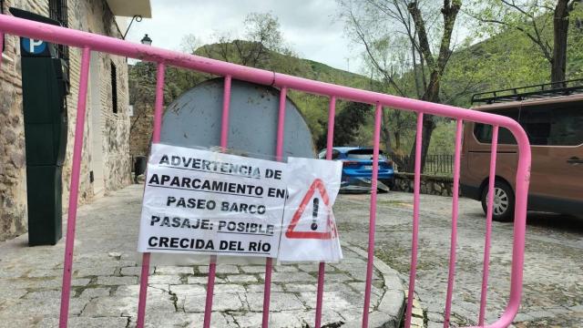 La Policía Local de Toledo ha colocado carteles advirtiendo de una posible crecida en la zona de la Barca de Pasaje.