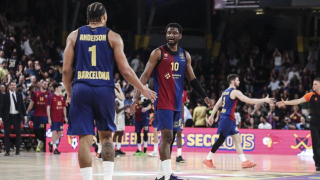 Anderson y Chimezie Metu dialogan tras el partido ante Zalgiris.