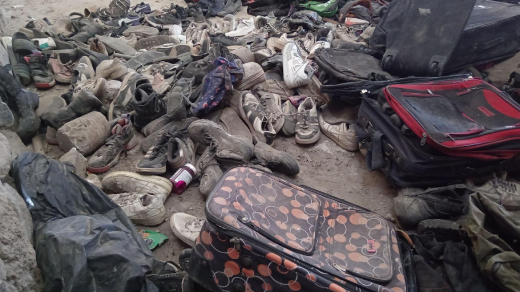 Objetos encontrados por un grupo de buscadores de desaparecidos en el Rancho Izaguirre, México.