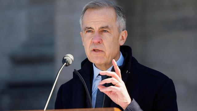 El primer ministro canadiense, Mark Carney, atiende a los medios este domingo.