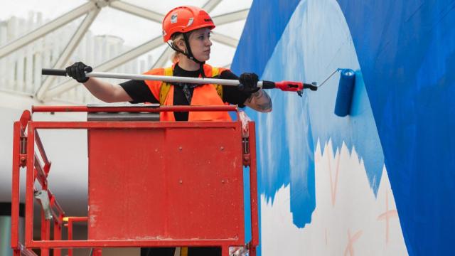 Lidia Cao trabajando en su nuevo mural