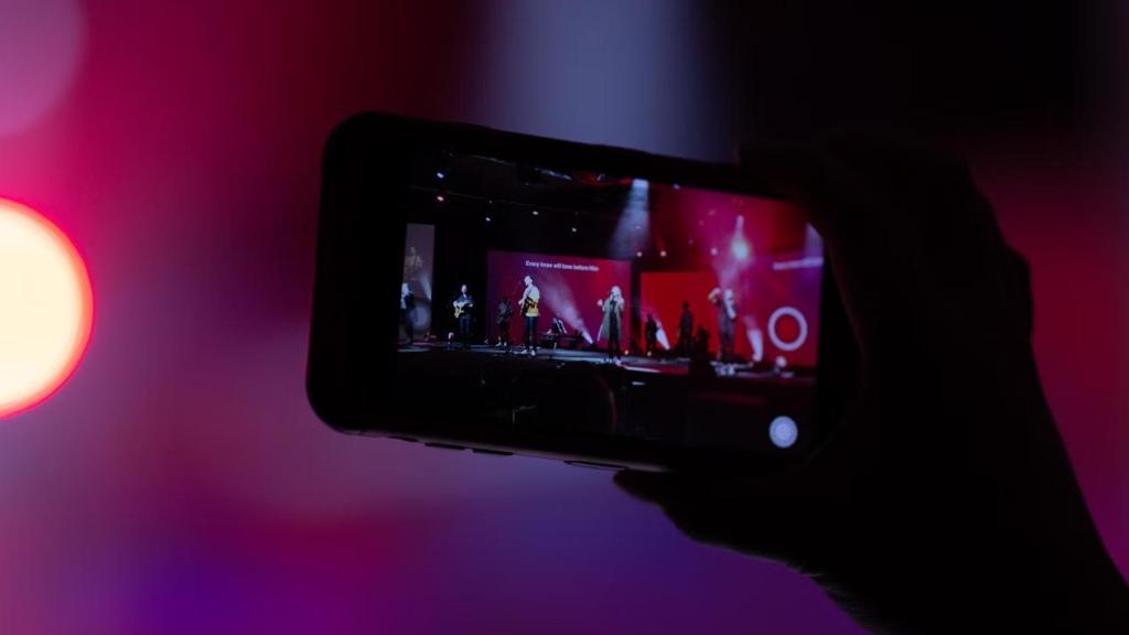 Móvil con la app de cámara abierta