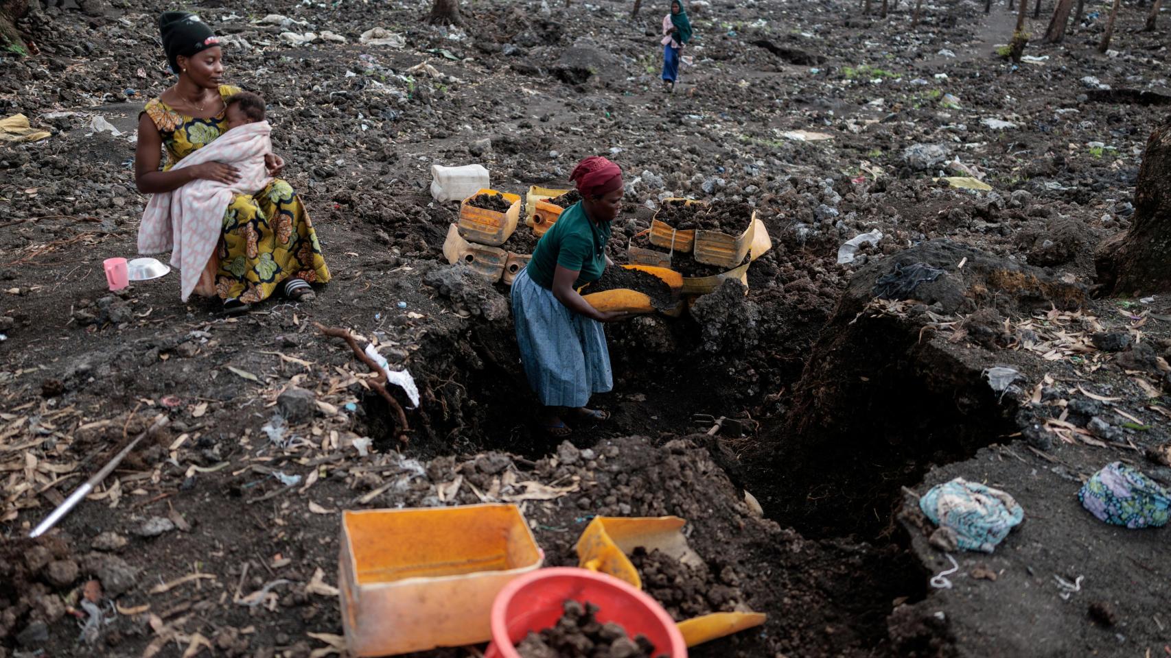 Kahindo, una mujer desplazada internamente, recoge grava volcánica para venderla en el campamento de desplazados internos de Lushagala, cerca de Goma.