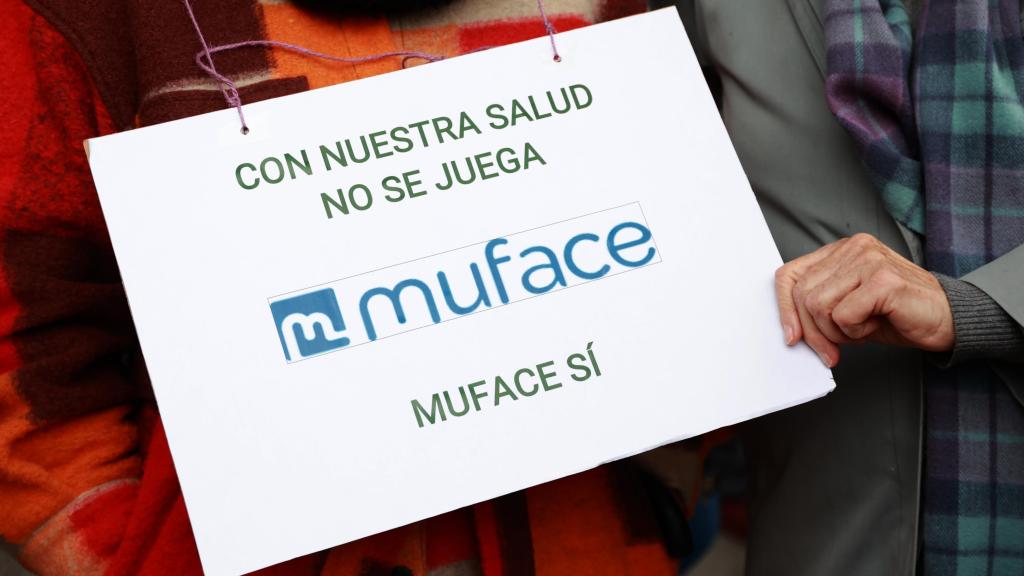 Un funcionario protesta frente a una sede de Muface, en Sevilla.