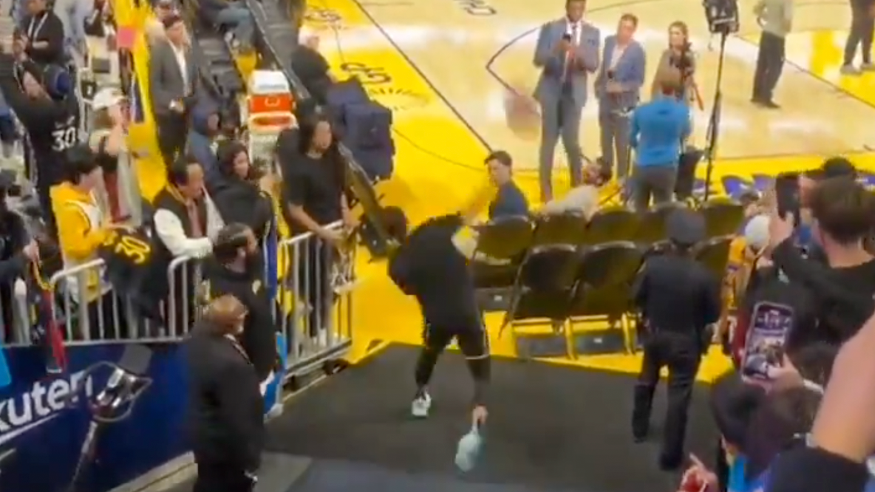 Stephen Curry lanzando a canasta desde el túnel de vestuarios