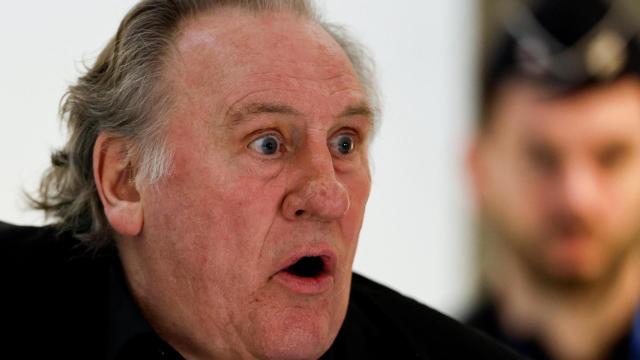 El actor francés Gerard Depardieu reacciona al comparecer ante el tribunal mientras continúa su juicio por dos agresiones sexuales presuntamente cometidas en el rodaje de la película 'Les Volets Verts'. Foto: Stephanie Lecocq / Reuters