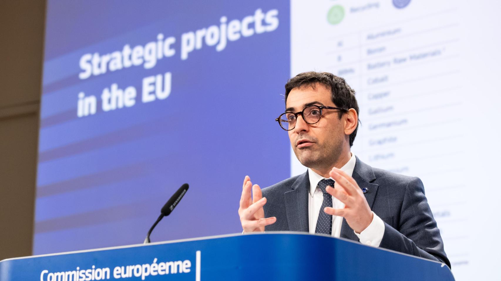 El vicepresidente de la Comisión, Stéphane Séjourné, durante la rueda de prensa de este martes en Bruselas