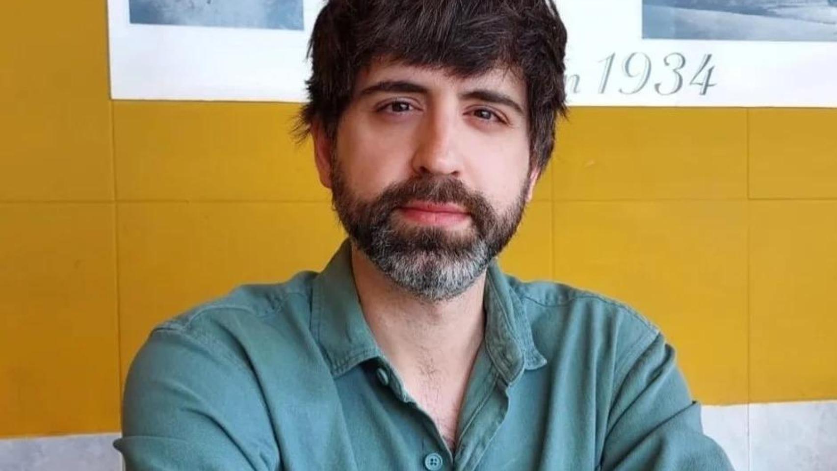 Imagen de una sopa de fideos instantáneos junto al enfermero Adrián Díaz.