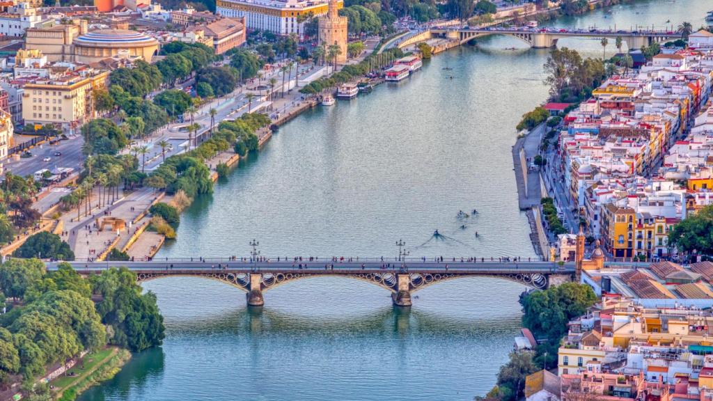 Una ciudad dividida en dos orillas.