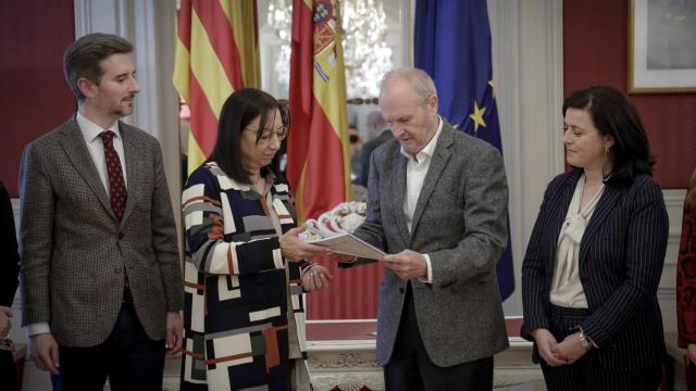 La presidenta de Les Corts, Llanos Massó, junto a Ricardo García Macho, presidente del Consejo de Transparencia. José Cuéllar