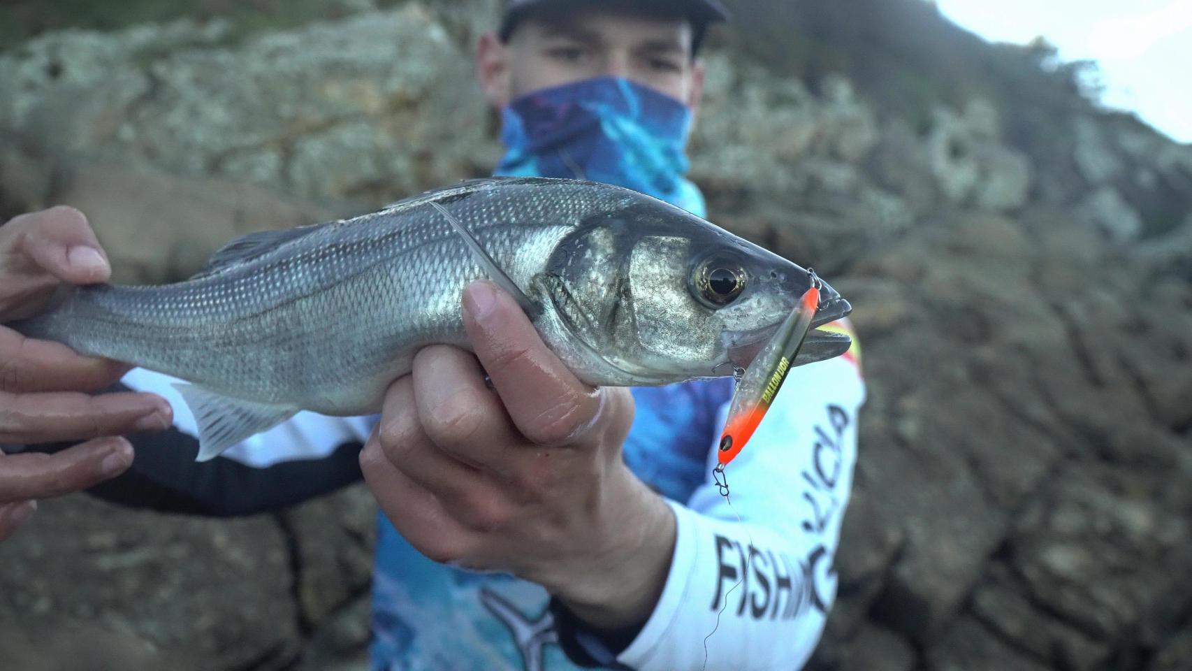 Carlos Grille con una de las piezas que pescó.