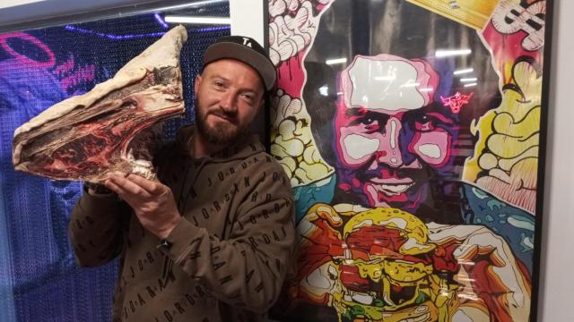 Esteban Galián Jiménez, gerente de Vacania Burger, este martes, posando con carne de vaca friosa en su restaurante de Las Torres de Cotillas.