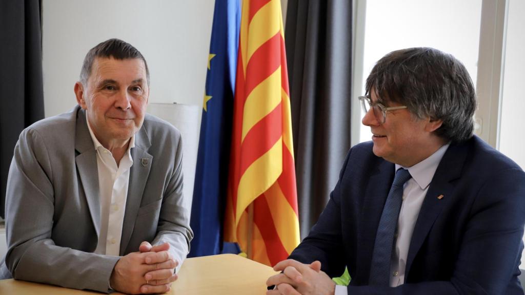 El expresident catalán Carles Puigdemont (d), ha recibido este martes en Waterloo (Bélgica) al líder de EH Bildu, Arnaldo Otegi.
