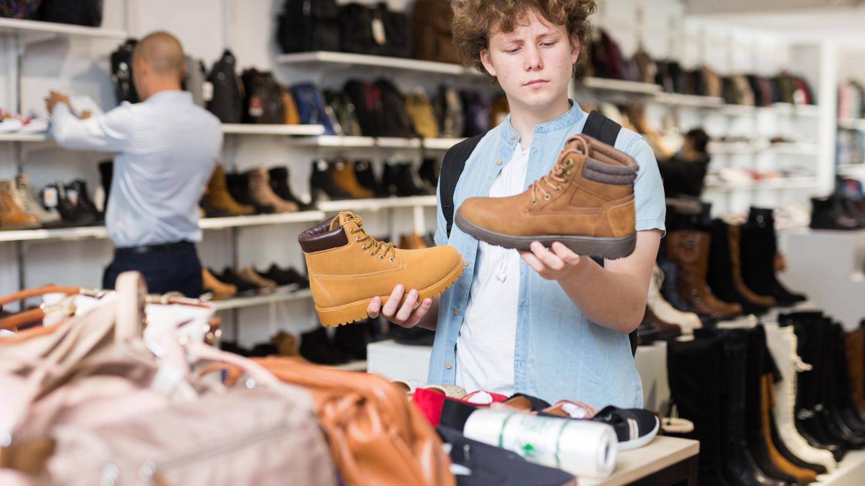 Jóvenes comprando en un comercio local en una imagen de archivo.