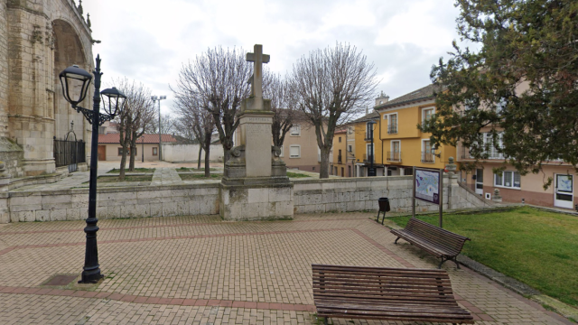 Parte trasera de la cruz de los caídos y el sagrado corazón, en Dueñas (Palencia)