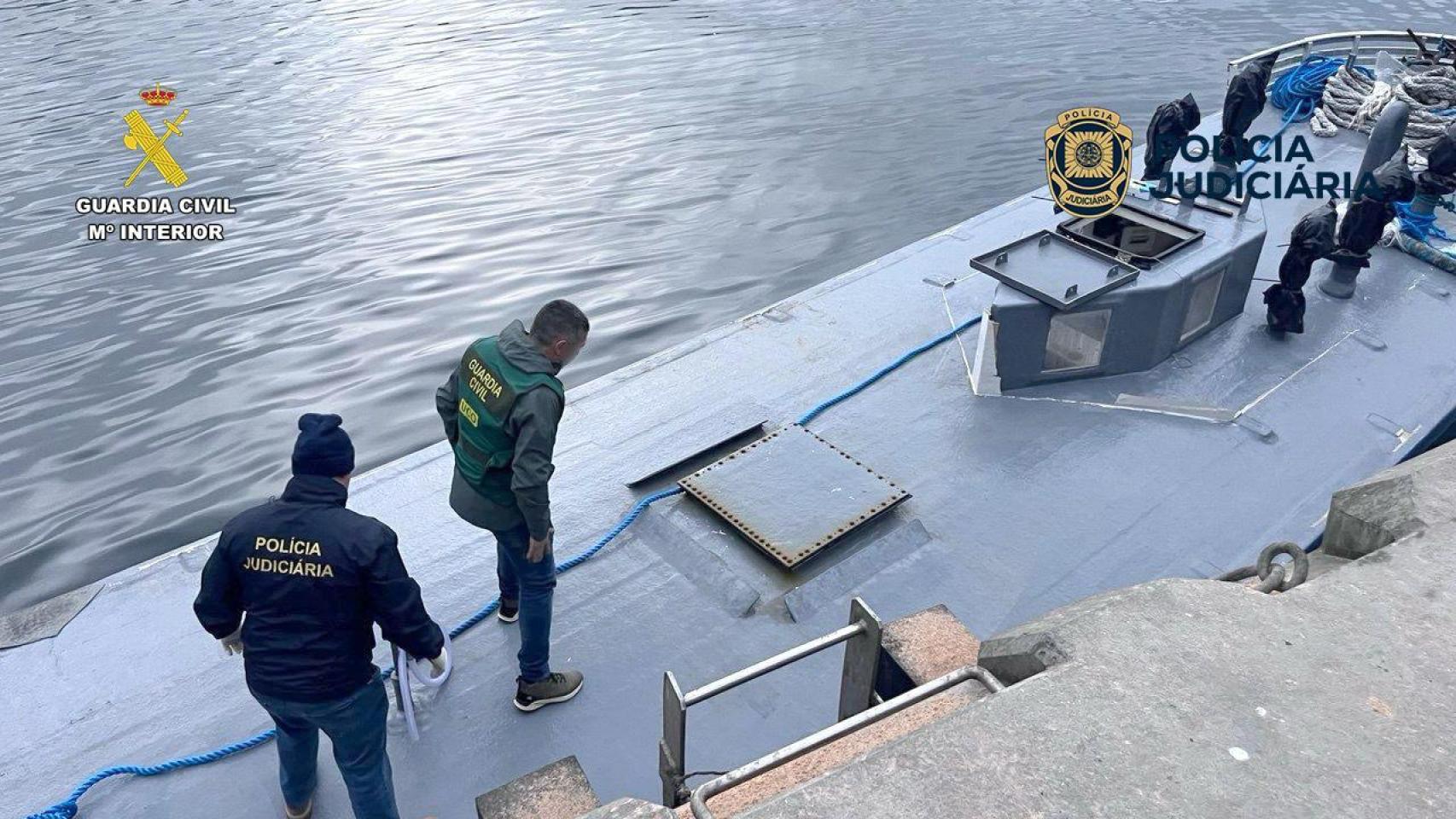 Los agentes de la UCO, sobre el semisumergible.