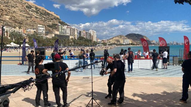 El montaje de las cocinas de exteriores de 'MasterChef' este miércoles en el paseo del Postiguet en Alicante.